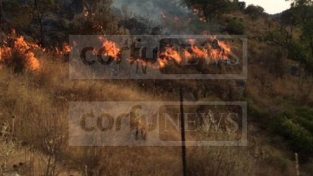 Καίγεται ο Παντοκράτορας στην Κέρκυρα - Μάχη των πυροσβεστών με φωτιά και αέρα