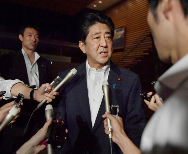 Ο πρωθυπουργός της Ιαπωνίας ενώ μιλάει σε δημοσιογράφους μετά την εκτόξευση πυραύλου - ΦΩΤΟ REUTERS