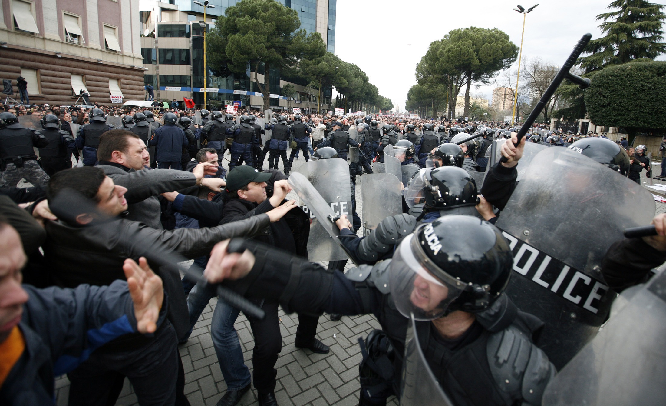 Σώμα με σώμα οι μάχες αστυνομικών και διαδηλωτών - ΦΩΤΟ REUTERS