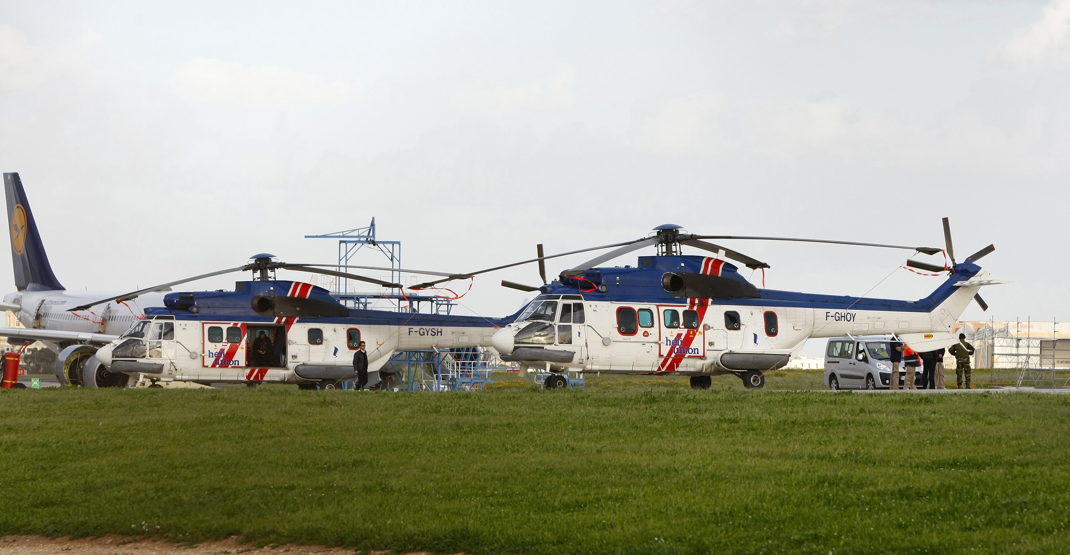 Μαζί τους και δυο ελικόπτερα που 
μετέφεραν εκτός της Τρίπολης επτά άτομα - ΦΩΤΟ REUTERS