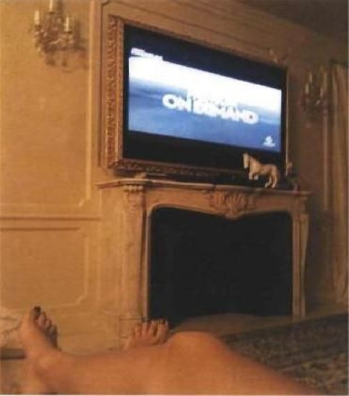 Μια γυναίκα ξαπλωμένη, βλέπει τηλεόραση στο "ανάκτορο" του "καβαλιέρε" - ΦΩΤΟ L' Unita