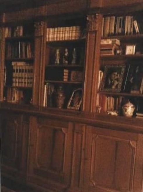 Μια βιβλιοθήκη στο εσωτερικό της βίλας. Με μια προσεκτική ματιά θα δει κανείς τις φωτογραφίες του νεαρού Σίλβιο Μπερλουσκόνι - ΦΩΤΟ L' Unita