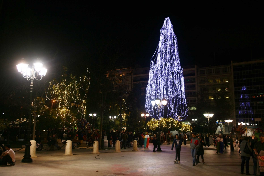 2010. Στολίσαμε (και καλά) το πιο ψηλό φυσικό δέντρο, του πετάξαμε πάνω και λίγες σειρές λαμπάκια να βγεί η υποχρέωση...