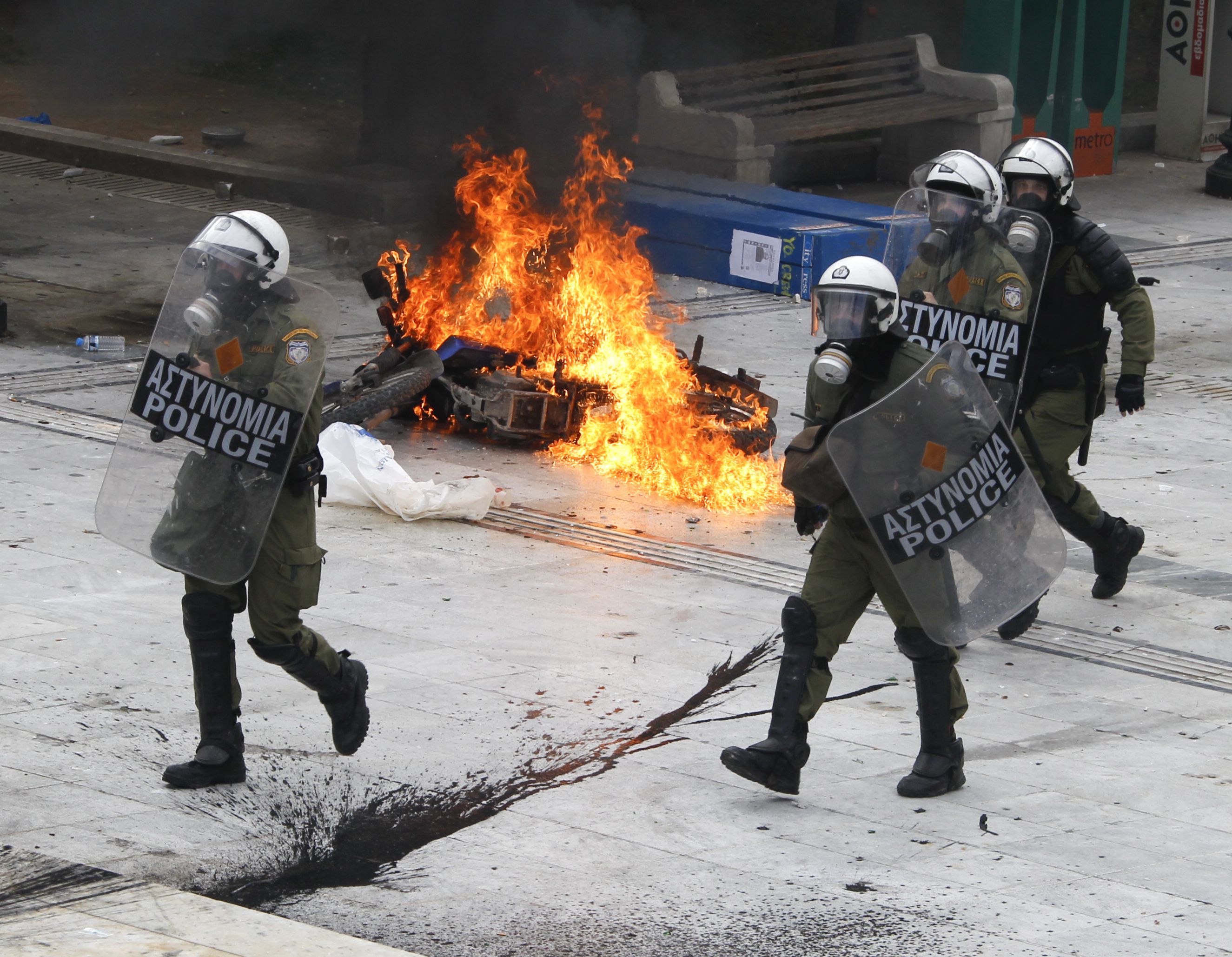 Κάηκαν 2 μηχανές της Ομάδας ΔΕΛΤΑ - Λιπόθυμος ένας διαδηλωτής