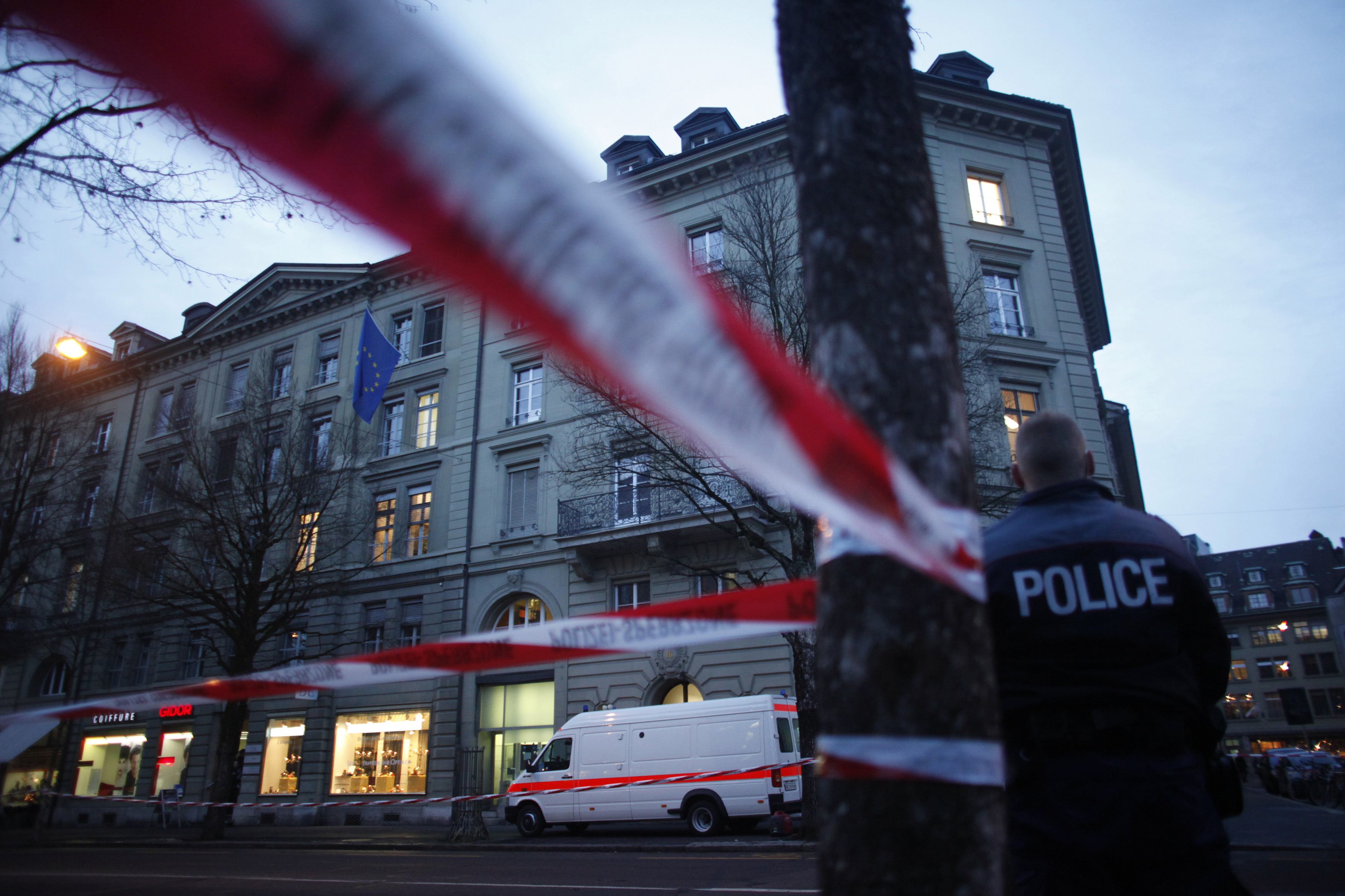 Παντού αστυνομία γύρω από το κτίριο της πρεσβείας της ΕΕ - ΦΩΤΟ REUTERS
