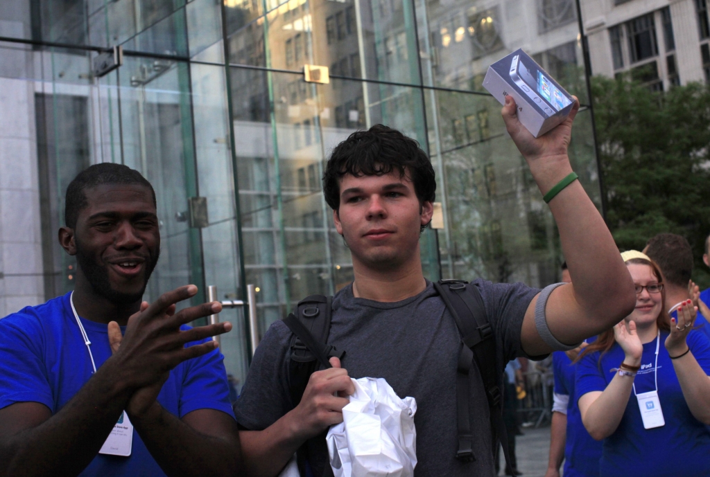 Ο Εβαν Γουέιντζακ από την Βοστόνη είναι ο πρώτος άνθρωπος στη Νέα Υόρκη που αγόρασε το νέο iPhone 4