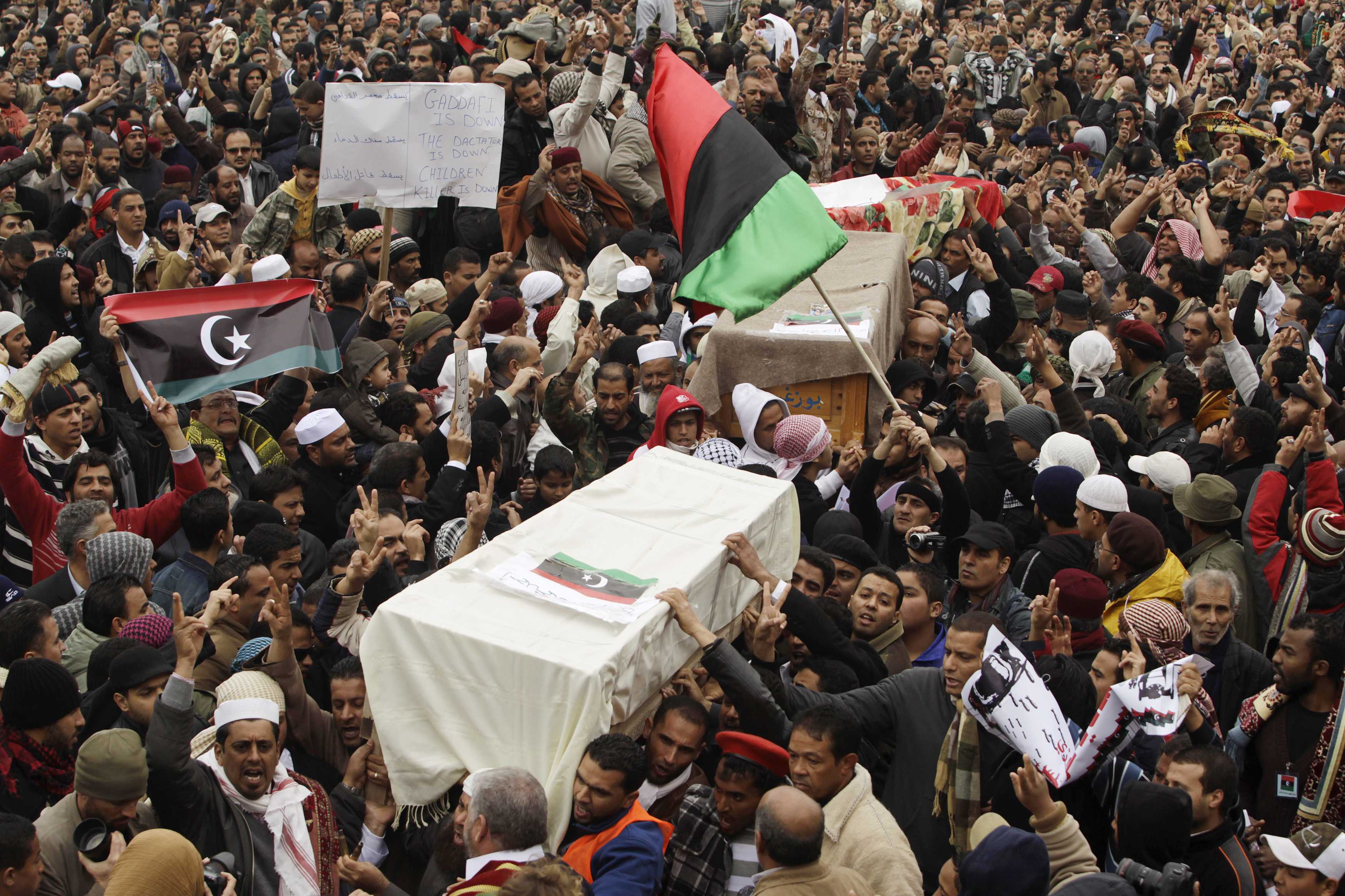 Η "ελεύθερη" Βεγγάζη, θάβει τους νεκρούς της - ΦΩΤΟ REUTERS