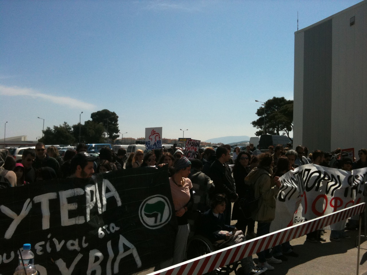 ΩΡΑ 12.25 ΟΙ ΔΙΑΜΑΡΤΥΡΟΜΕΝΟΙ ΠΡΟΣΠΑΘΟΥΝ ΝΑ ΜΕΤΑΠΕΙΣΟΥΝ ΟΣΟΥΣ ΕΠΙΣΚΕΠΤΟΝΤΑΙ ΤΗΝ ΕΚΘΕΣΗ