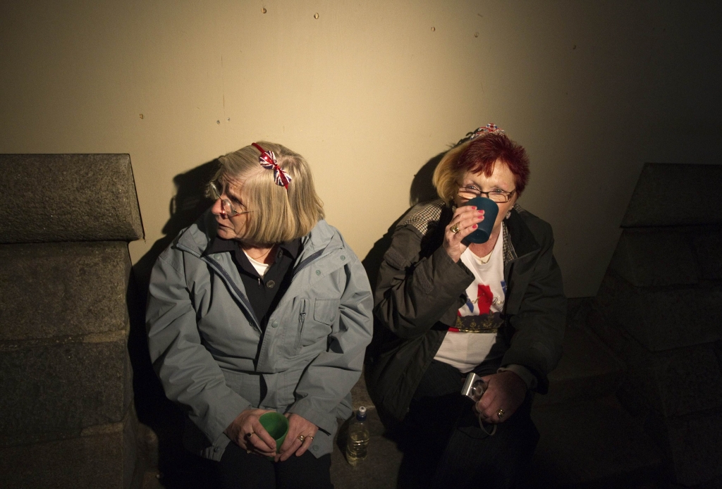 " Να, εδώ, πίνουμε ένα τσαγάκι και τα λέμε. Τι χρώμα τελικά λες να είναι το νυφικό;" 