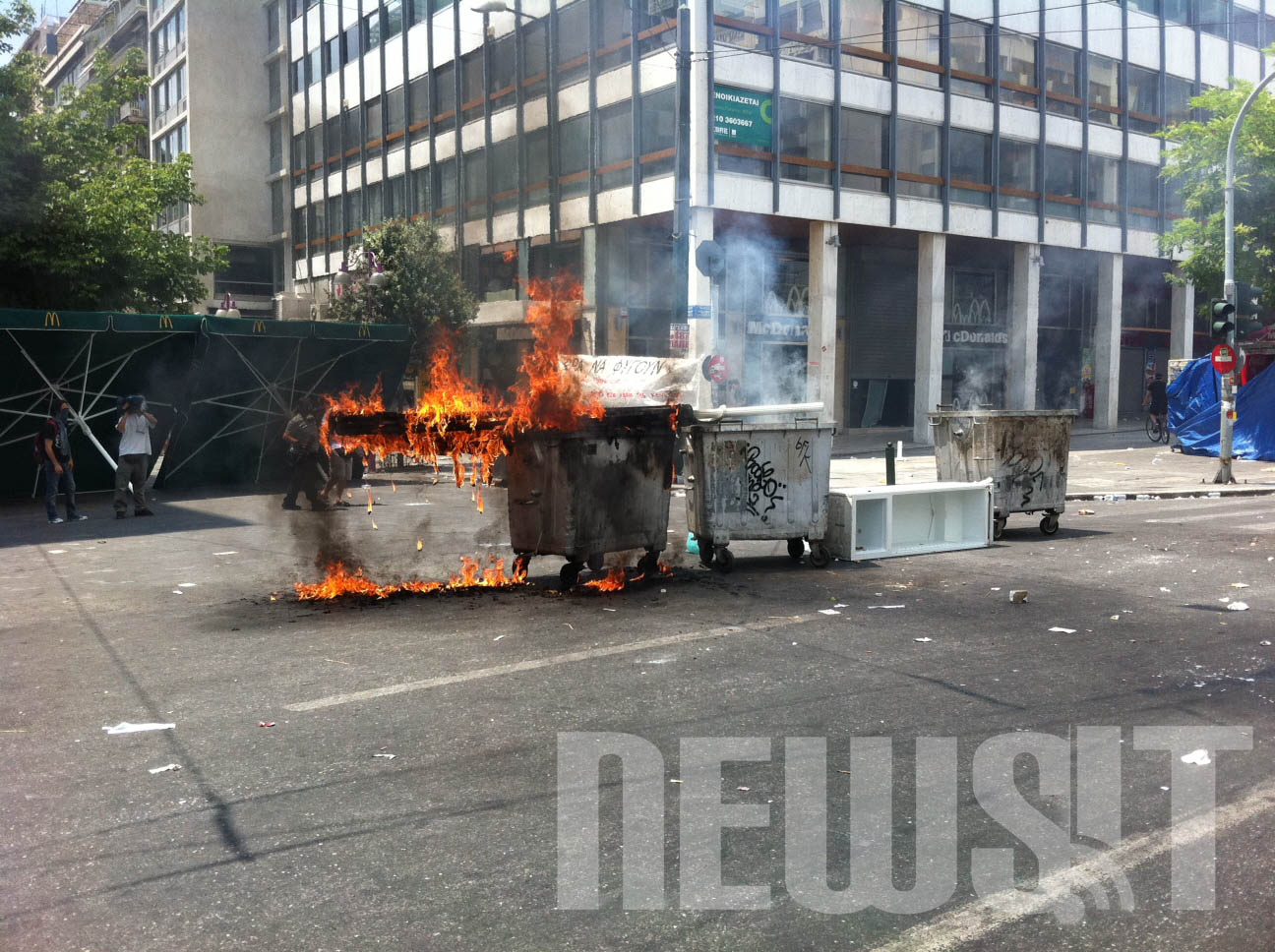 ΩΡΑ 14.45 ΦΩΤΙΑ ΣΕ ΚΑΔΟΥΣ ΣΤΟ ΚΑΤΩ ΜΕΡΟΣ ΤΗΣ ΠΛΑΤΕΙΑΣ