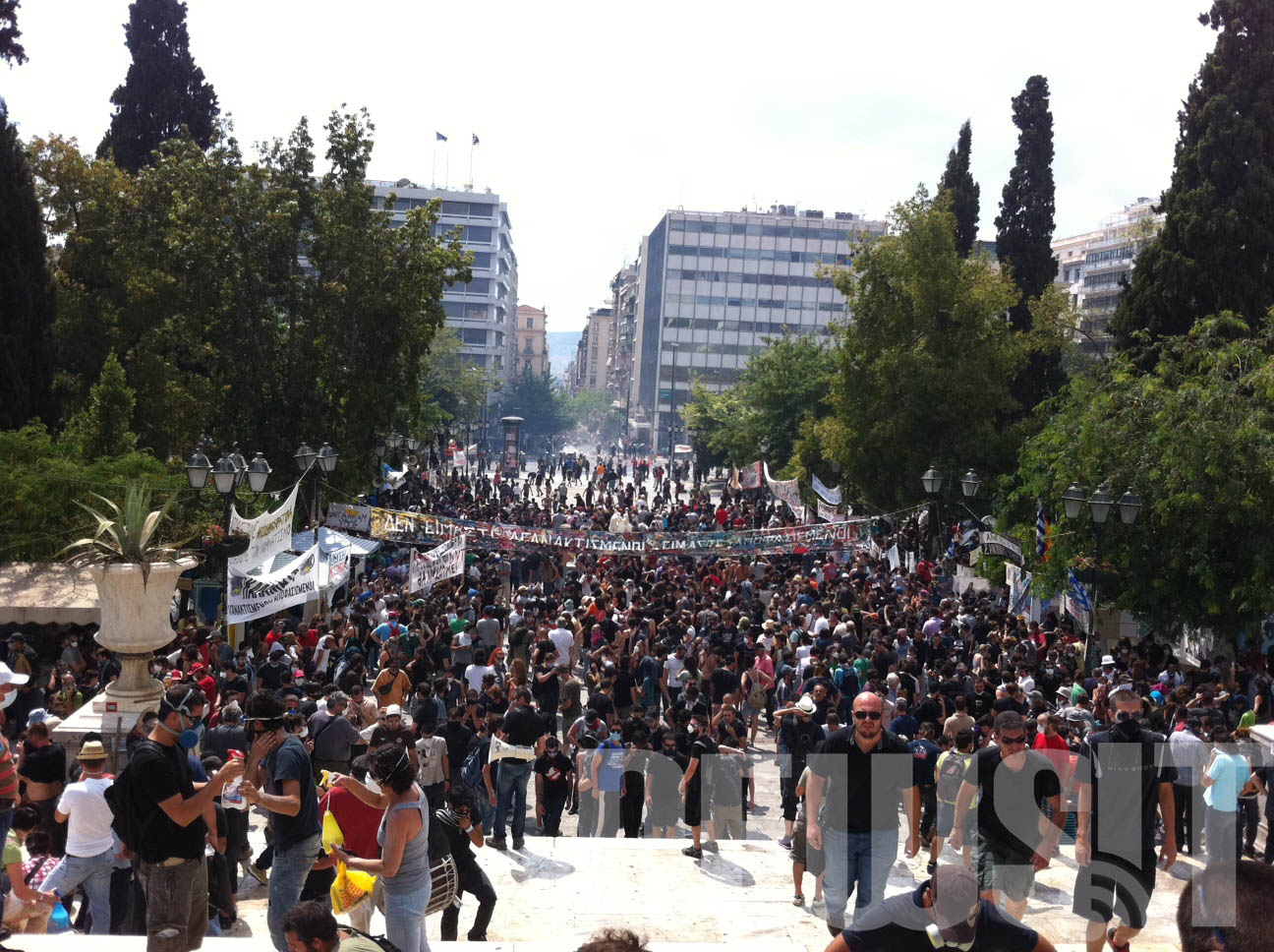 ΩΡΑ 15.50 ΟΙ ΑΓΑΝΑΚΤΙΣΜΕΝΟΙ ΠΑΡΑΜΕΝΟΥΝ ΣΤΗΝ ΠΛΑΤΕΙΑ