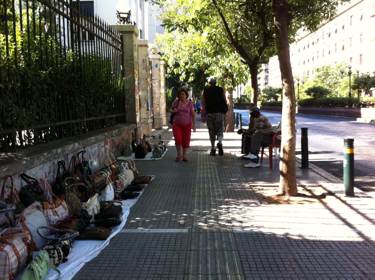 Ρίχνει και μία ματιά πλαγίως η περαστική κυρία, καθότι δελεαστικές οι τιμές