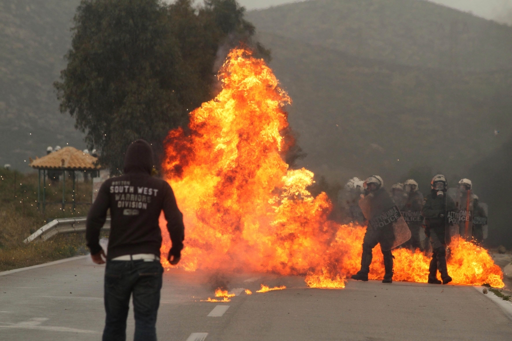 Φωτές από τις μολότωφ και μάχες με τα ΜΑΤ 