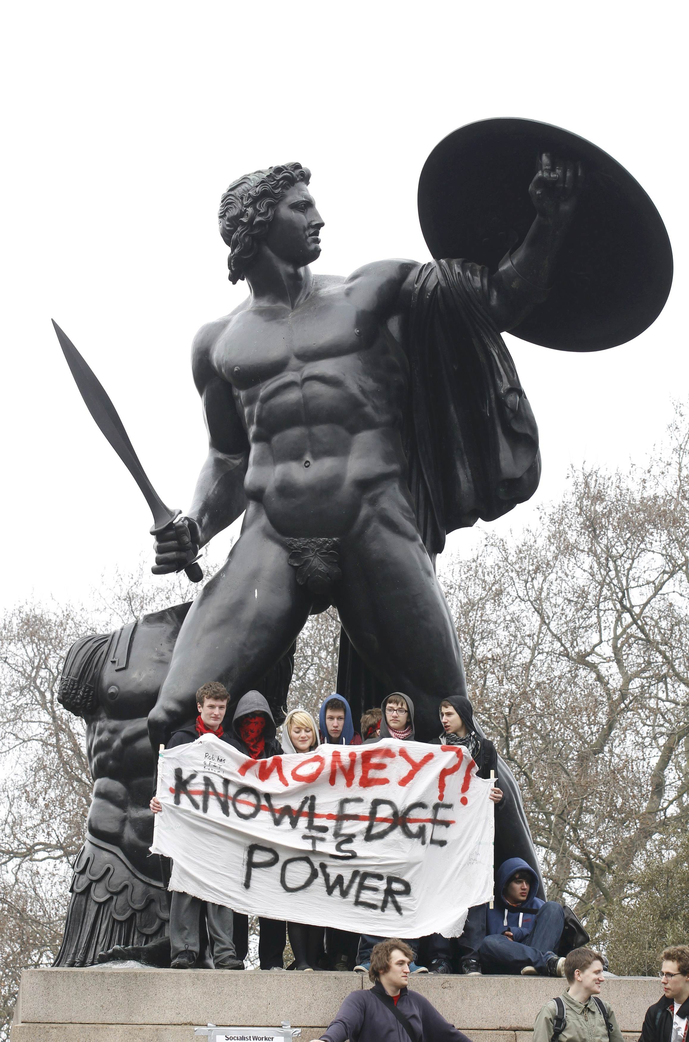 Το άγαλμα κατά την διάρκεια των διαδηλώσεων. ΦΩΤΟ REUTERS