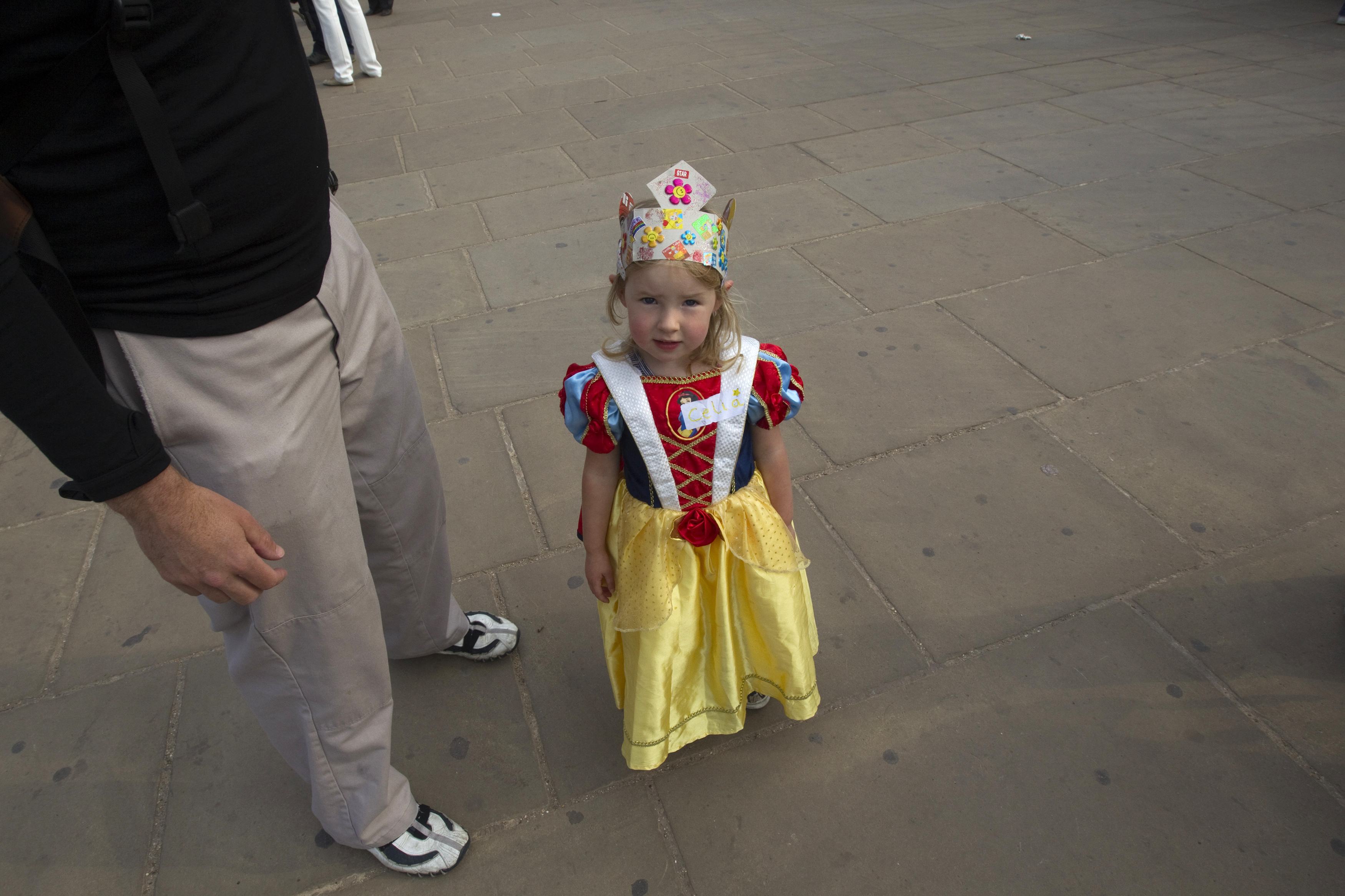 Η μικρή προγκήπισσα ποζάρει στο φακο