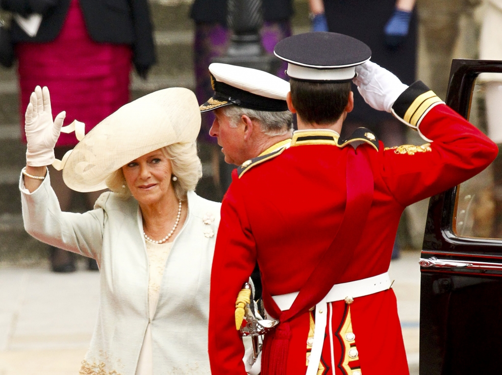 Η Καμίλα Πάρκερ Μποουλς και ο Πρίγκιπας Κάρολος φτανουν στο Αββαείο