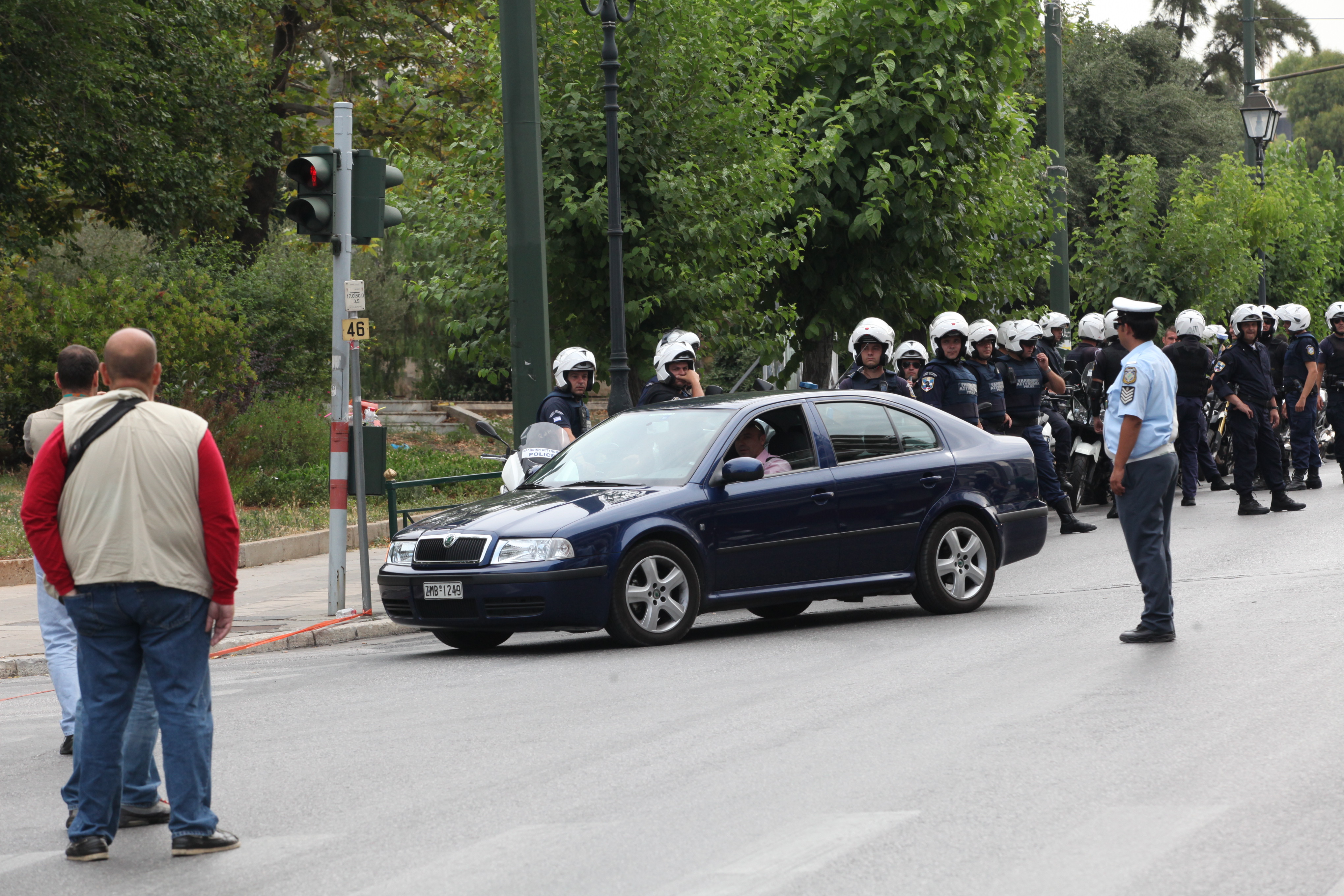 ΩΡΑ 11.00 ΑΚΟΜΑ ΕΝΑΣ ΒΟΥΛΕΥΤΗΣ ΠΕΡΝΑΕΙ ΜΕ ΑΣΦΑΛΕΙΑ ΠΡΟΣ ΤΗ ΒΟΥΛΗ