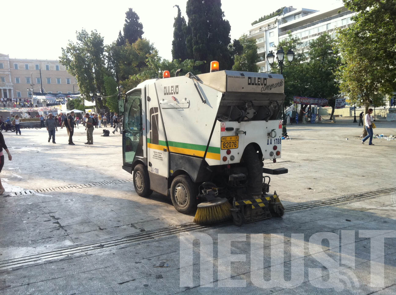 ΩΡΑ 08.30 Σκούπα του Δήμου καθαρίζει την πλατεία