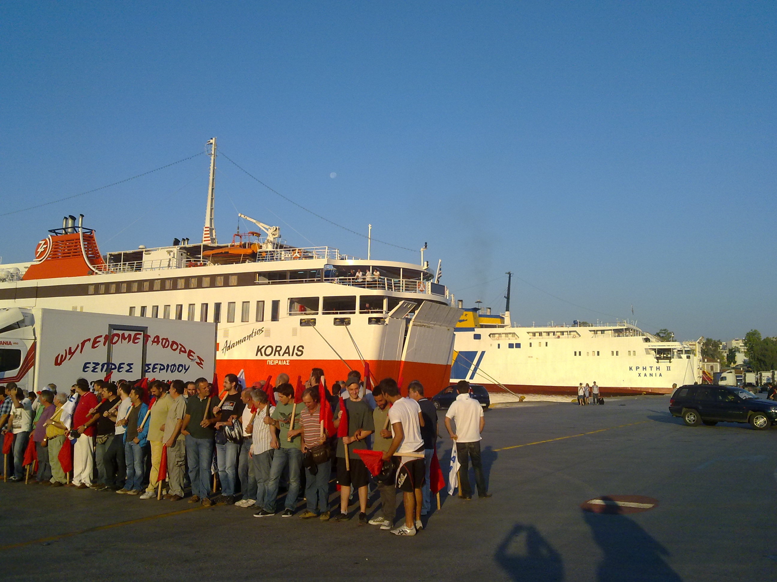 ΩΡΑ 06.35 Οι απεργοί στηνονται μπροστά στον καταπέλτη