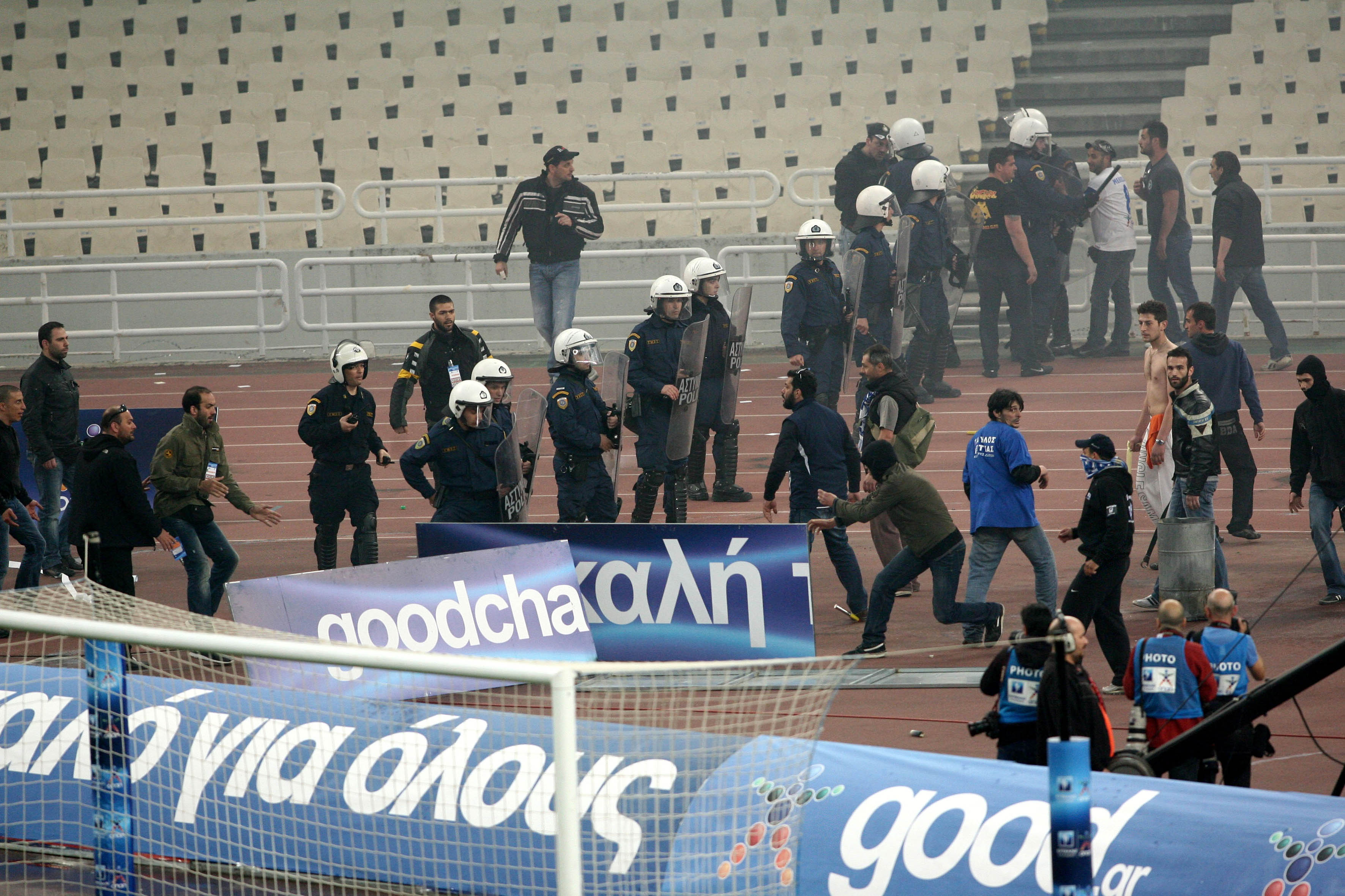 Οι οπαδοί του Ατρομήτου πετούν αντικείμενα στα ΜΑΤ, ΦΩΤΟ EUROKINISSI.