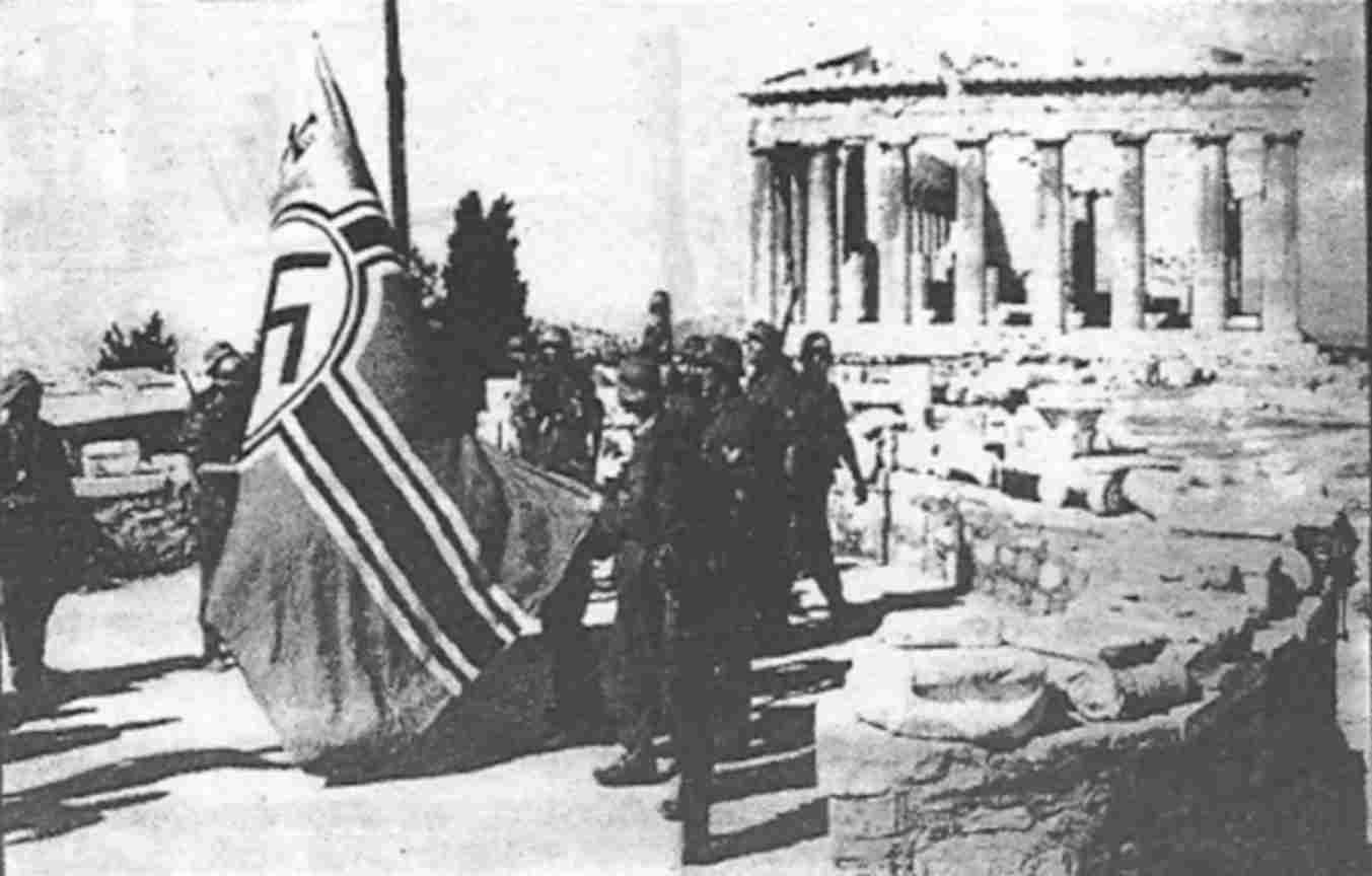 Η σημαία που κατέβασαν Γλέζος και Σάντας - Η πράξη έγινε γνωστή σε όλη την Ευρώπη και προκάλεσε το θαυμασμό για τους Έλληνες
