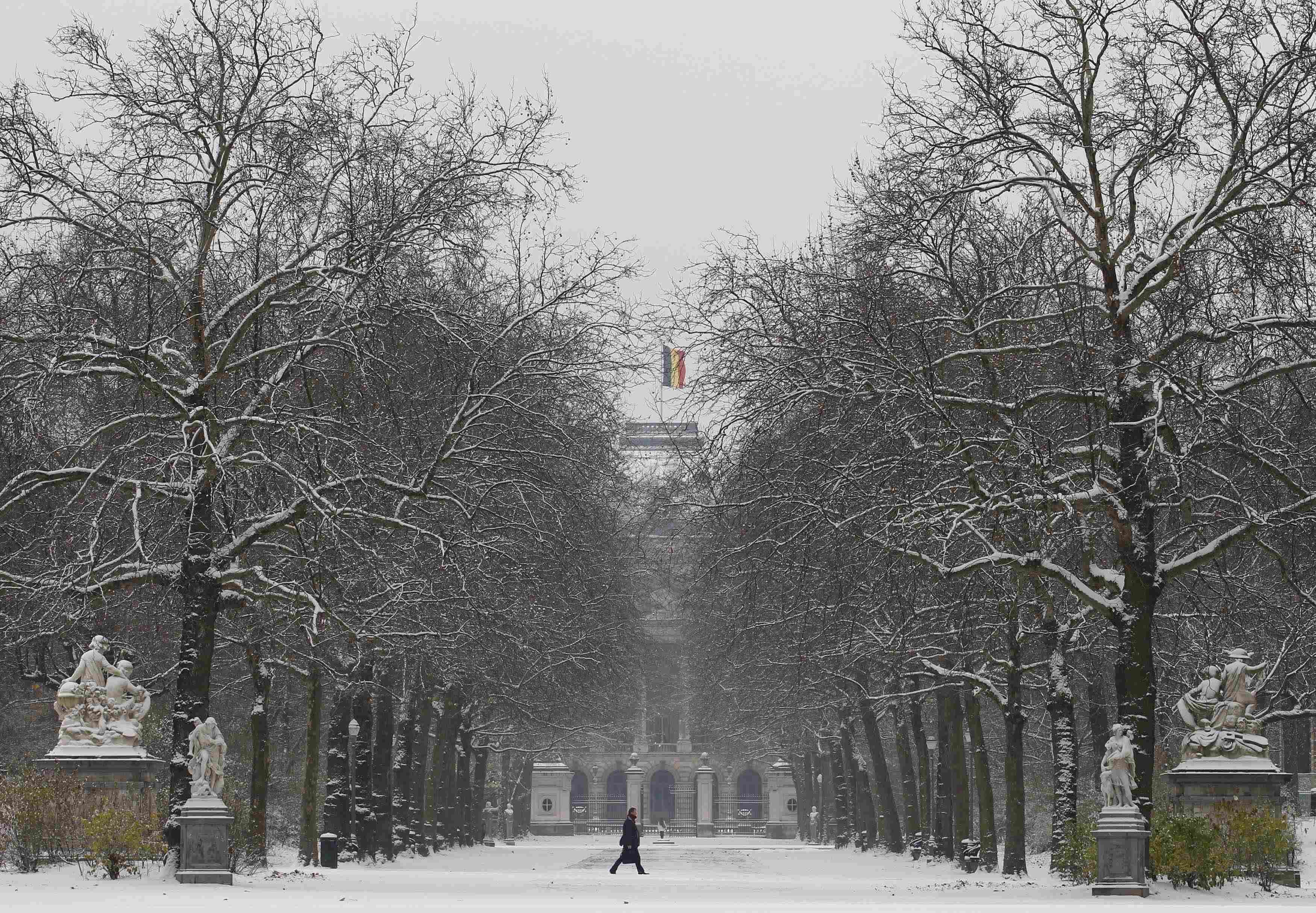 Περίπατος στο πάρκο μπροστά από το παλάτι στις Βρυξέλλες - ΦΩΤΟ REUTERS