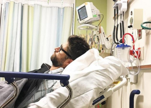Αγωνία για γνωστή ηθοποιό! Ο σύζυγός της έπεσε από τη σκεπή του σπιτιού Αγωνία για γνωστή ηθοποιό! Ο σύζυγός της έπεσε από τη σκεπή του σπιτιού