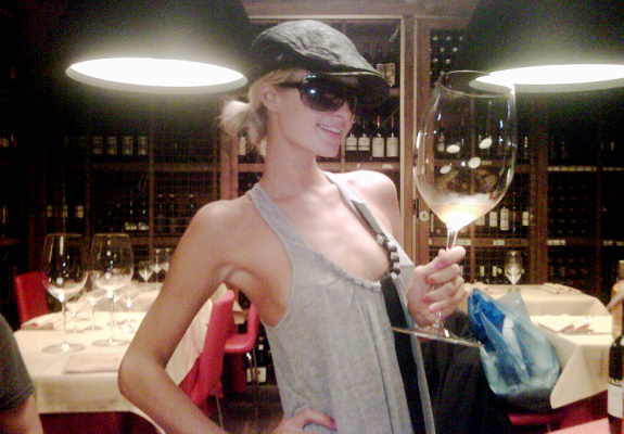 Η πάμπλουτη Paris Hilton μάλλον διψάει πολύ!