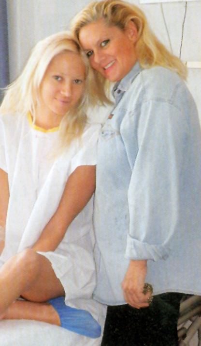 Η Άλισον Αλεξανδράτου συνόδευσε την Τζούλια στην επέμβαση αυξητικής στήθους που έκανε τον Οκτώβρη του 2009