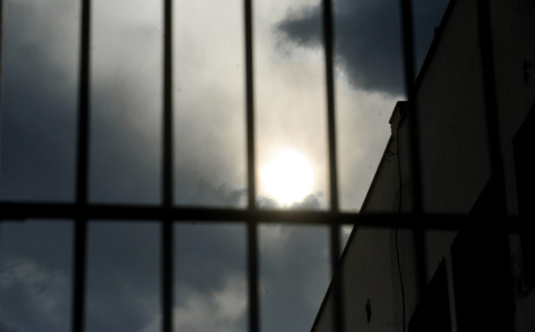 Κρεμάστηκε με την μπλούζα του στα κρατητήρια του Α.Τ. Συντάγματος | Newsit.gr Κρεμάστηκε με την μπλούζα του στα κρατητήρια του Α.Τ. Συντάγματος | Newsit.gr