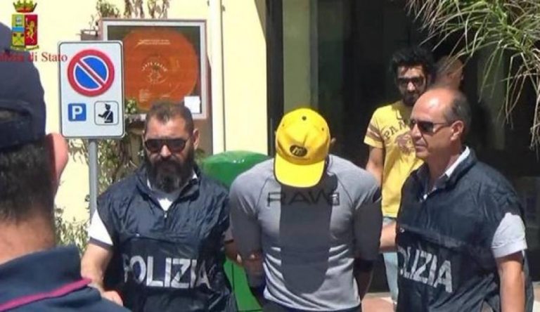 Αυτός είναι ο «Ράμπο» που βασάνιζε, βίαζε και σκότωνε πρόσφυγες | Newsit.gr Αυτός είναι ο «Ράμπο» που βασάνιζε, βίαζε και σκότωνε πρόσφυγες | Newsit.gr