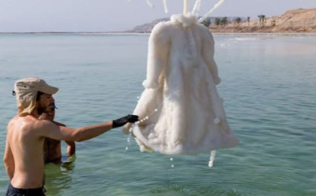 Άφησε φόρεμα στη Νεκρά Θάλασσα για 2 χρόνια. Το αποτέλεσμα δεν το περίμενε κανείς | Newsit.gr Άφησε φόρεμα στη Νεκρά Θάλασσα για 2 χρόνια. Το αποτέλεσμα δεν το περίμενε κανείς | Newsit.gr