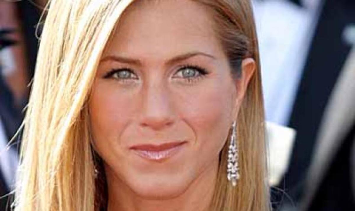 Η Jennifer Aniston κάλεσε την μαμά του Brad Pitt στο γάμο της! | Newsit.gr Η Jennifer Aniston κάλεσε την μαμά του Brad Pitt στο γάμο της! | Newsit.gr