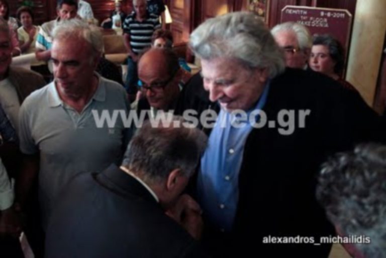 O Ψωμιάδης έσκυψε και φίλησε το χέρι του Μίκη! | Newsit.gr O Ψωμιάδης έσκυψε και φίλησε το χέρι του Μίκη! | Newsit.gr