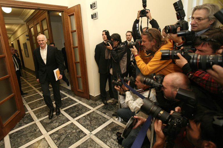 Χωρίς γραβάτα στο «τελευταίο υπουργικό» ο Παπανδρέου – Δείτε φωτό | Newsit.gr Χωρίς γραβάτα στο «τελευταίο υπουργικό» ο Παπανδρέου – Δείτε φωτό | Newsit.gr