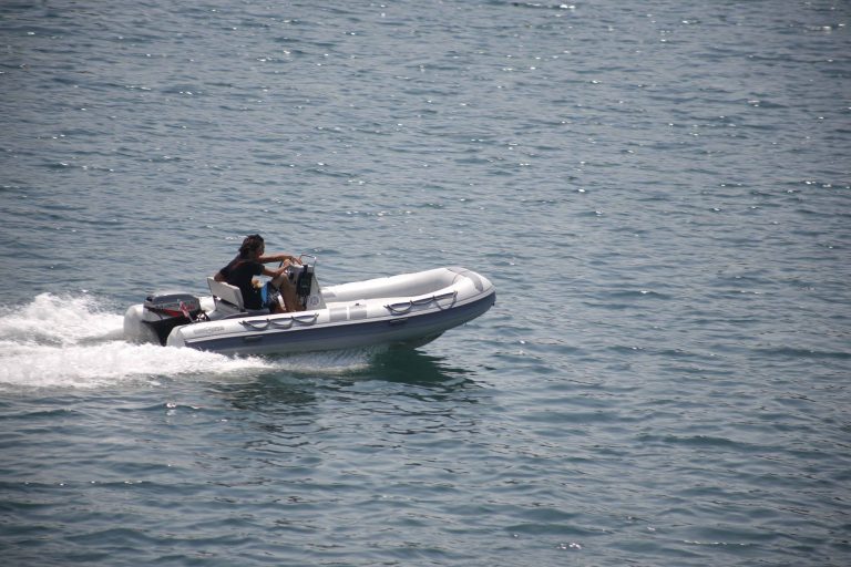 Πόρος: Έπεσαν με το φουσκωτό τους πάνω σε βραχονησίδα! | Newsit.gr Πόρος: Έπεσαν με το φουσκωτό τους πάνω σε βραχονησίδα! | Newsit.gr