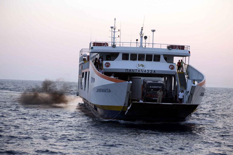 Έσπασαν την απεργία οι ναυτεργάτες στο Ρίο Αντίριο | Newsit.gr Έσπασαν την απεργία οι ναυτεργάτες στο Ρίο Αντίριο | Newsit.gr