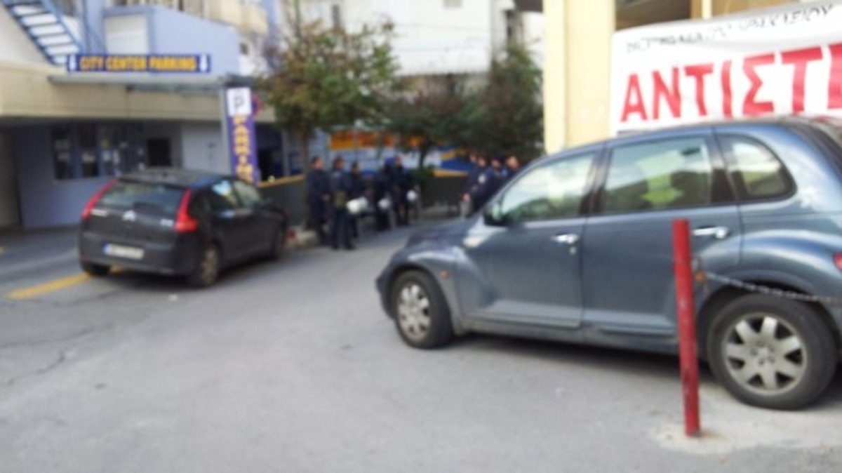 Ηράκλειο: Αστυνομικοί έκοψαν την πόρτα με τροχό και »έσπασαν» την κατάληψη! | Newsit.gr Ηράκλειο: Αστυνομικοί έκοψαν την πόρτα με τροχό και »έσπασαν» την κατάληψη! | Newsit.gr