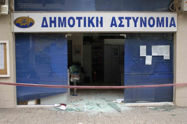 Ηράκλειο: Τα έκανε γυαλιά-καρφιά στη δημοτική αστυνομία επειδή του πήραν τις πινακίδες! | Newsit.gr Ηράκλειο: Τα έκανε γυαλιά-καρφιά στη δημοτική αστυνομία επειδή του πήραν τις πινακίδες! | Newsit.gr