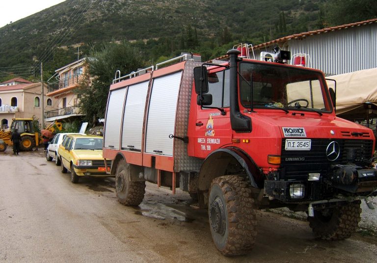 Ικαρία: Πυροσβεστικό κρεμάστηκε στον γκρεμό! | Newsit.gr Ικαρία: Πυροσβεστικό κρεμάστηκε στον γκρεμό! | Newsit.gr