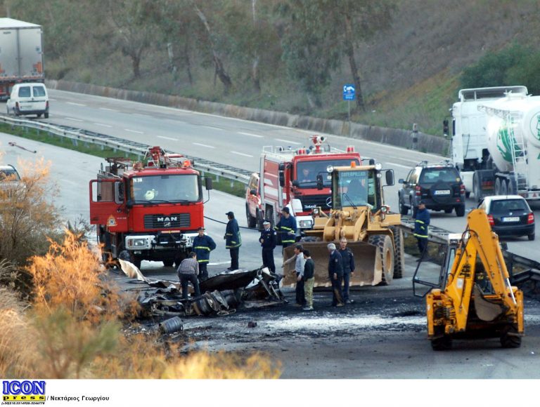Θεσσαλονίκη: Στις φλόγες βυτιοφόρο, μετά από μετωπική με φορτηγό! | Newsit.gr Θεσσαλονίκη: Στις φλόγες βυτιοφόρο, μετά από μετωπική με φορτηγό! | Newsit.gr