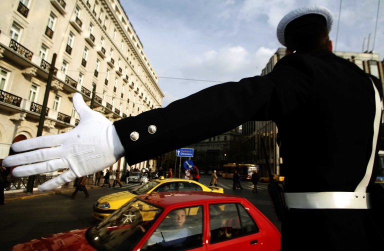 Σύρος: Για να αποφύγει τον έλεγχο πάτησε τον τροχονόμο! | Newsit.gr Σύρος: Για να αποφύγει τον έλεγχο πάτησε τον τροχονόμο! | Newsit.gr