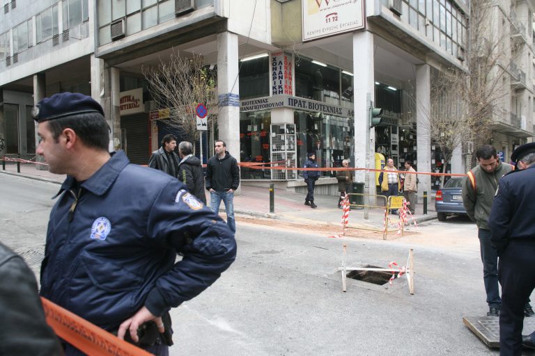 Πάτρα:Οφειλέτης πήρε αγκαλιά τον διευθυντή της ΔΕΗ,για να πέσουν στο κενό! | Newsit.gr Πάτρα:Οφειλέτης πήρε αγκαλιά τον διευθυντή της ΔΕΗ,για να πέσουν στο κενό! | Newsit.gr