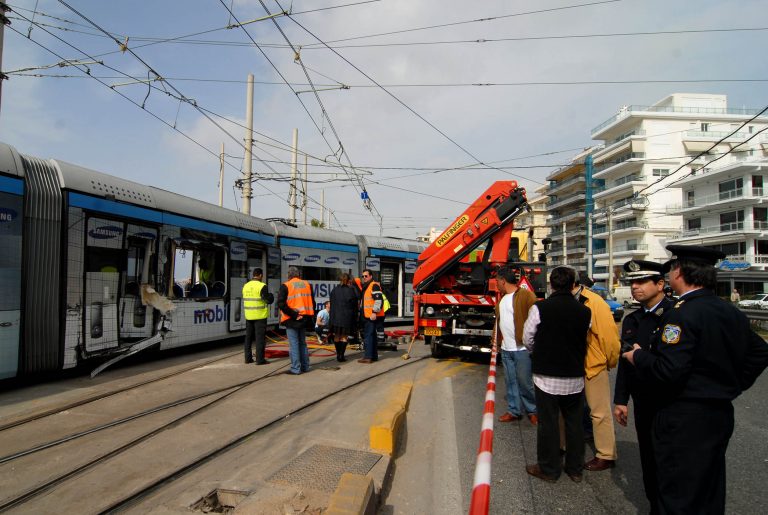 Σύγκρουση τραμ με αυτοκίνητο στην Καλλιρρόης | Newsit.gr Σύγκρουση τραμ με αυτοκίνητο στην Καλλιρρόης | Newsit.gr