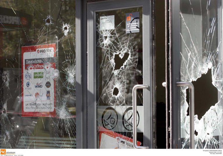 Αχαϊα: Έσπασαν τζαμαρία ξενοδοχείου και κατέστρεψαν ΑΤΜ! | Newsit.gr Αχαϊα: Έσπασαν τζαμαρία ξενοδοχείου και κατέστρεψαν ΑΤΜ! | Newsit.gr