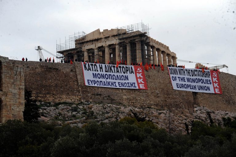 Μέλη του ΠΑΜΕ κρέμασαν πανό στην Ακρόπολη – ΦΩΤΟ | Newsit.gr Μέλη του ΠΑΜΕ κρέμασαν πανό στην Ακρόπολη – ΦΩΤΟ | Newsit.gr