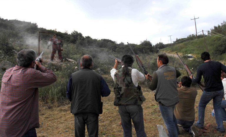 Αχαϊα: Κάτοικοι χωριού βγήκαν με καραμπίνες εναντίον διαρρηκτών! | Newsit.gr Αχαϊα: Κάτοικοι χωριού βγήκαν με καραμπίνες εναντίον διαρρηκτών! | Newsit.gr