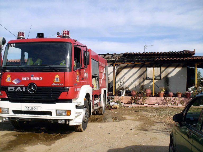 Θήβα: Έβαλε φωτιά… στο ίδιο του το σπίτι! | Newsit.gr Θήβα: Έβαλε φωτιά… στο ίδιο του το σπίτι! | Newsit.gr