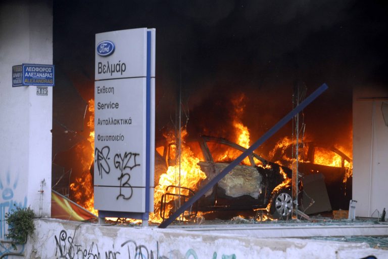 Θεσσαλονίκη: Πανικός από έκρηξη αυτοκινήτου σε συνεργείο! | Newsit.gr Θεσσαλονίκη: Πανικός από έκρηξη αυτοκινήτου σε συνεργείο! | Newsit.gr