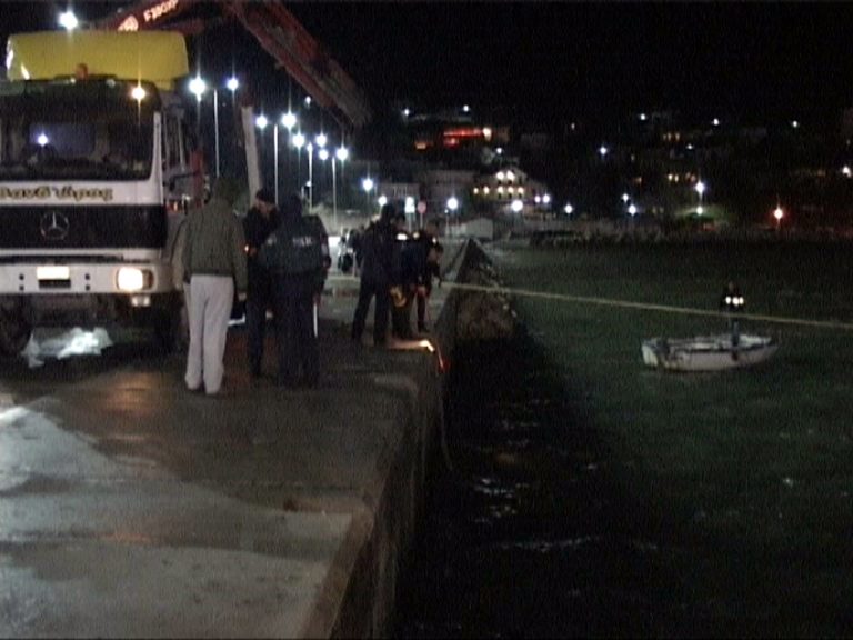 Πάτρα: Βούτηξε στη θάλασσα για να σωθεί από 30 τσιγγάνους! | Newsit.gr Πάτρα: Βούτηξε στη θάλασσα για να σωθεί από 30 τσιγγάνους! | Newsit.gr